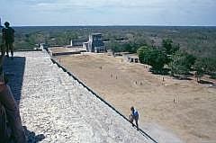 Chichn Itz: Pyramide des Kukulcn - Blick von oben, hinten der Jaguartempel