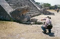 Chichn Itz: Pyramide des Kukulcn - Schlangenkpfe