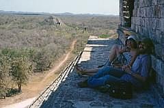 Uxmal: Pyramide des Zauberers - Blick von oben, im Hintergrund eine weitere Pyramide