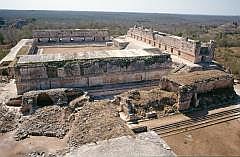 Uxmal: Blick von der Pyramide des Zauberers - Nonnenviereck (Cuadrngulo de las Monjas)