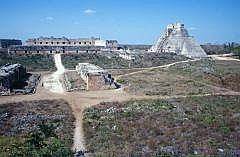 Uxmal: Im Vordergrund der Ballspielpaltz, dahinter der Gouverneurspalast, rechts die Pyramide des Zauberers