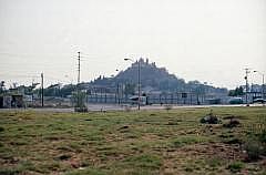 Cholula: Der Berg mit der Kirche war ursprnglich eine Pyramide (65 m hoch mit einer Seitenlnge von ca. 400 m)