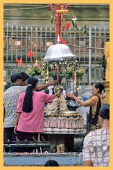 Yangon: Shwedagon Pagode - Opfernde