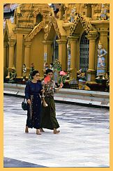 Yangon: Shwedagon Pagode - 2 Frauen mit Lotosblten