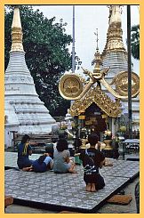 Yangon: Shwedagon Pagode - Betende