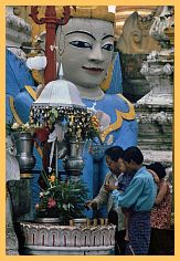 Yangon: Shwedagon Pagode - Opfernde