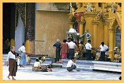 Yangon: Shwedagon Pagode - Betende und Opfernde