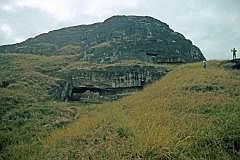 Rano Raraku: Der Steinbruch - man kann den liegenden Moai erkennen