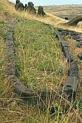 Rano Raraku: Fundament eines Hauses (Hare Paenga)