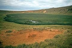 Rano Raraku: Im Innern des Kraters - Kratersee mit Totora-Schilf; der See wurde bis in die jngste Zeit  zur  Wasserversorgung der Insel genutzt