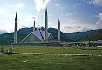 Islamabad: Die Faisal-Moschee, in Islamabad, der Hauptstadt von Pakistan, wurde 1984 fertiggestellt. Sie ist die derzeitig grte geschlossene Moschee der Welt. Sie bietet bis zu 74.000 Glubigen Platz. Der Bau der Moschee begann 1976. Die Kosten in Hhe von 130 Millionen Saudi-Rial bernahm die saudi-arabische Regierung. Knig Faisal persnlich war an der Finanzierung der Moschee beteiligt.