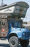 Lastwagen werden in Pakistan dekoriert