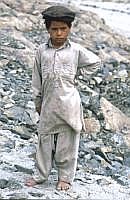 Chilas: Junge am Ufer des Indus