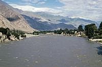 Gilgit ist eine Stadt am Fluss Gilgit, eines Nebenflusses des Indus, im pakistanischen Teil des Karakorum. Sie gehrte einst zu Kaschmir. Die Stadt liegt am Karakorum Highway, der einzigen nicht nur von Gelndefahrzeugen passierbaren Strae und wichtigen Handelsroute zwischen Pakistan und China, wodurch auch Gilgit an Bedeutung gewinnt.

