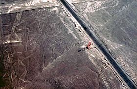 Nazca: Beobachtungsturm an der Panamericana mit Scharrbildern 'Baum' und 'Hnde'