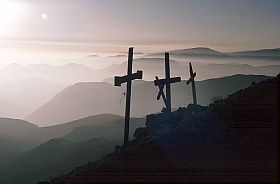 Kreuze mit Blick ber die Berge