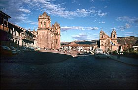 Plaza de Armas mit Kathedrale (links) und der Jesuitenkirche La Compaa de Jess