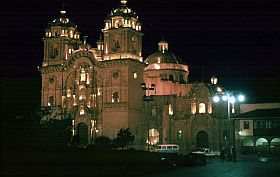 Kirche La Compaa de Jess bei Nacht