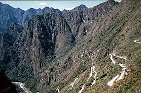 Serpentinenstrae von der Bahnstation zur Ruinenstadt Machu Picchu