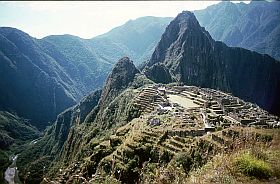 Blick vom alten Inkaweg auf Machu Picchu