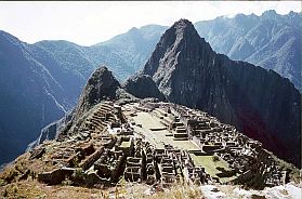 Blick vom alten Inkaweg auf Machu Picchu