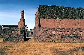 Ruinen des Wiraqocha-Tempels in Raqui