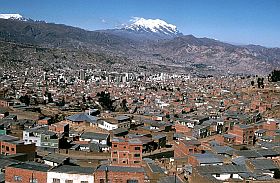Blick auf La Paz, im Hintergrund der Illimani