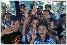Mengwi - Pura Taman Ayun, Kinder auf dem Kulkul