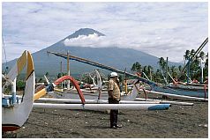 Fischerboote bei Amed, im Hintergrund der Gunung Agung