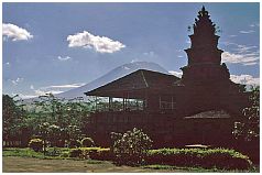 Amlapura - Karangasem: Im Hintergrund Gunung Agung