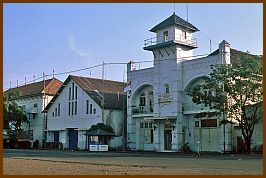 Cirebon - Kolonialgebude am Hafen