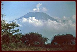 Vulkan in etwa 40 km Luftlinie entfernt im Ijen-Merapi-Maelang Massiv
