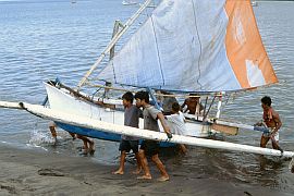 Ampenan: Ein Fischerboot wir an Land getragen