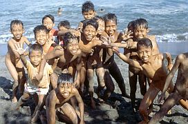 Nackte Kinder am Strand von Ampenan