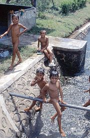 Nackte Kinder baden im Bewsserungsgraben