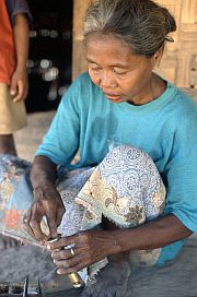 Dusan Kerepuk: Frau bereitet Betelnuss