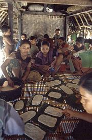Frauen fabrizieren Reiscracker in Segenter