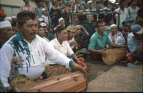 Mataram: Musikgruppe beim Peresehan-Kampf