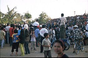 Mataram: Zuschauer beim Peresehan-Kampf