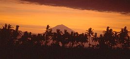 Sonnenuntergang mit Gunung Agung auf Bali