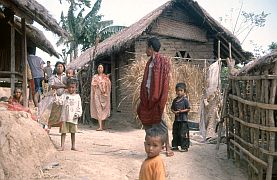 Bauernfamilie auf der Wanderung Batuliong - Menjut - Mendade - Mendames