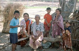 Leute auf der Wanderung Batuliong - Menjut - Mendade - Mendames