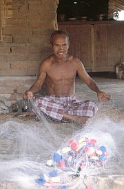 Mann mit Fischernetz auf der Wanderung Batuliong - Menjut - Mendade - Mendames