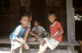 Kinder auf der Wanderung Batuliong - Menjut - Mendade - Mendames