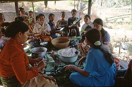 Vorbereitung eines Beerdigungsfestmahls auf der Wanderung Batuliong - Menjut - Mendade - Mendames
