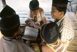 Kinder lesen im Koran auf der Wanderung Batuliong - Menjut - Mendade - Mendames