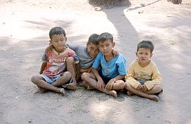 Kinder auf der Wanderung Batuliong - Menjut - Mendade - Mendames