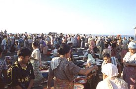 Tanjung Luar: Menschenmenge auf dem Fischmarkt