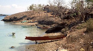 Boote am Strand von Gili Sunut