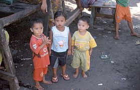 Fischerdorf Tanjung Luar: 3 kleine Kinder